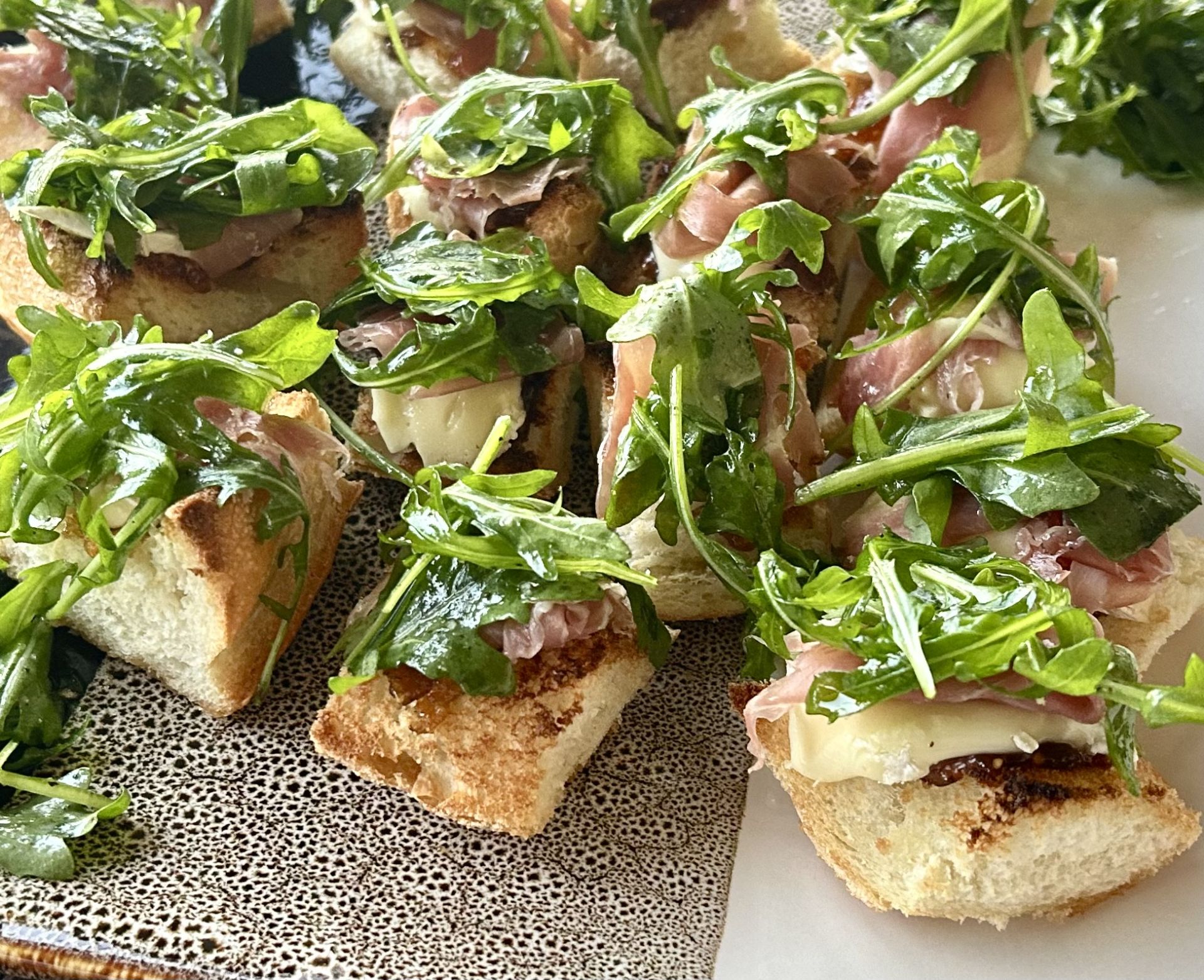 Fig and arugula crostini