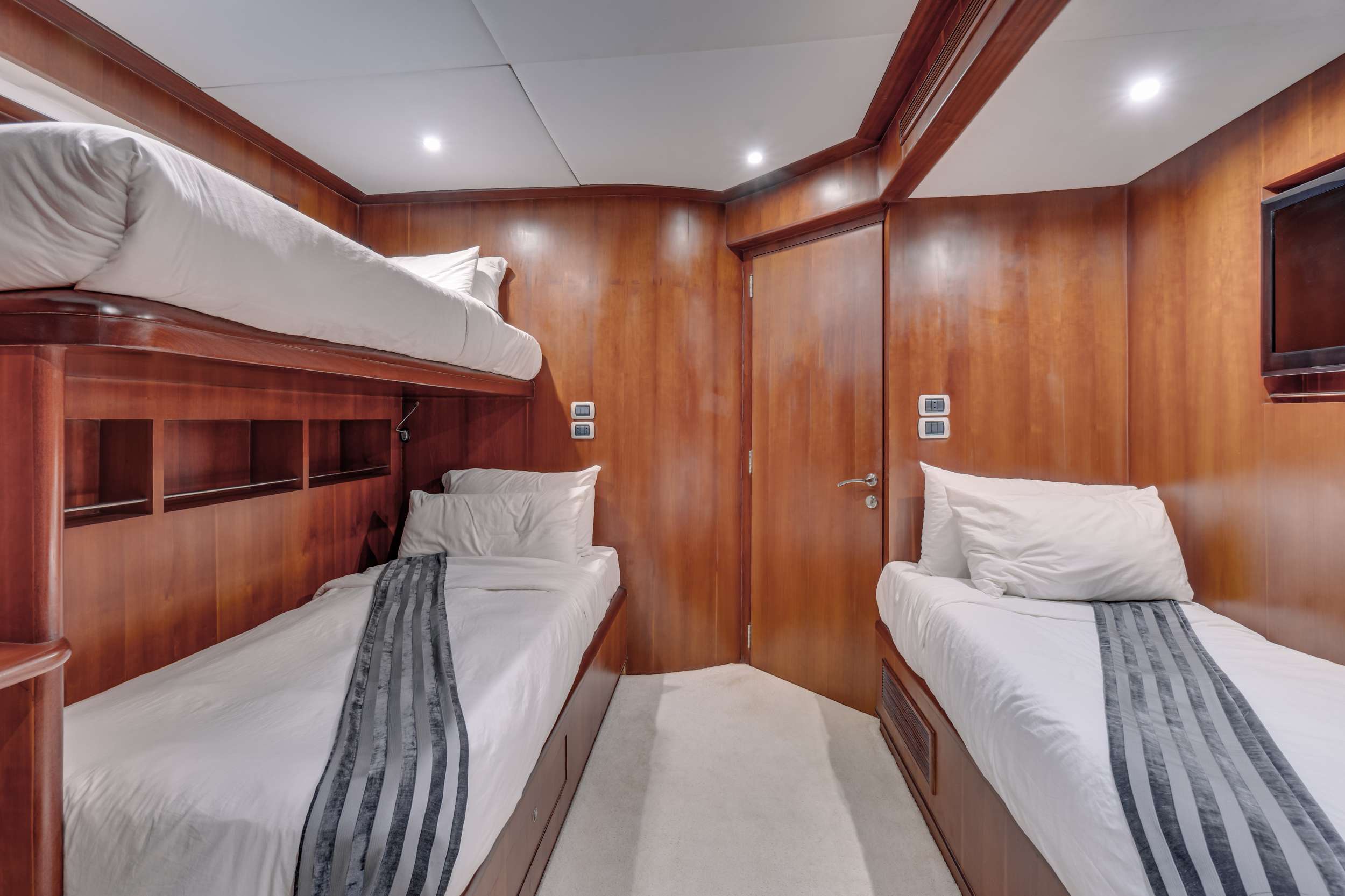 Thumbnail yachtPic17