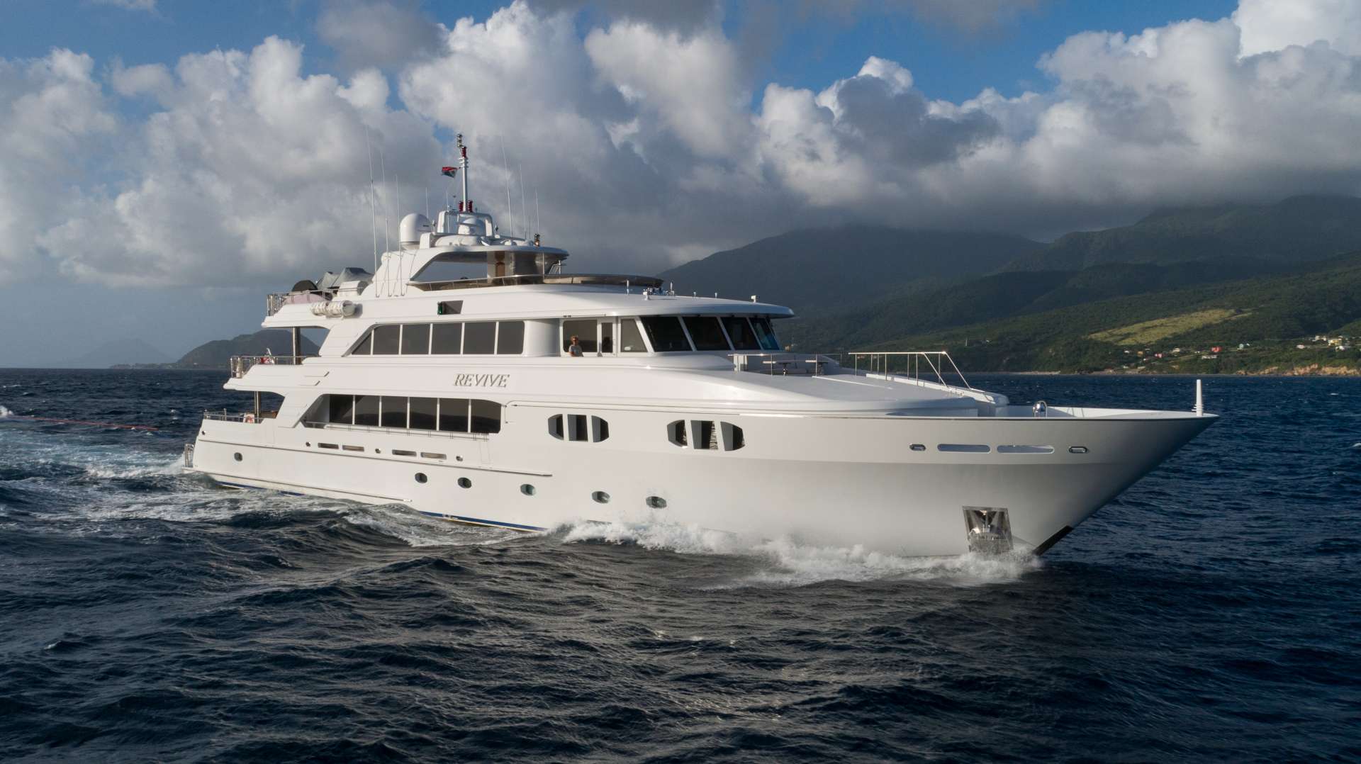 Yacht REVIVE