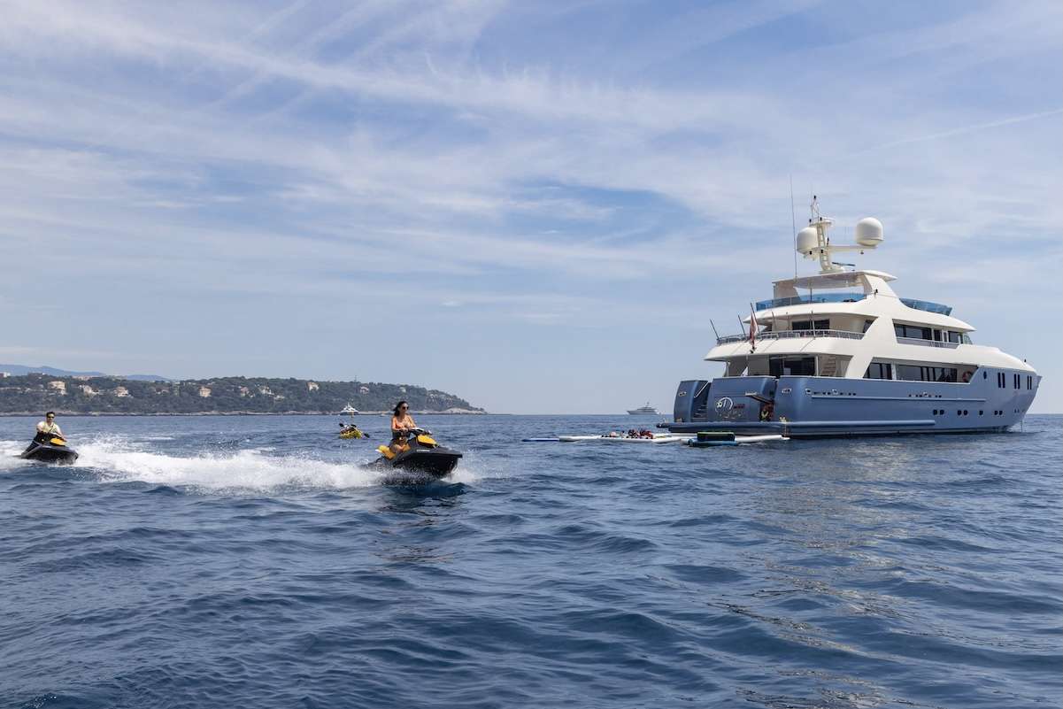 Thumbnail yachtPic12