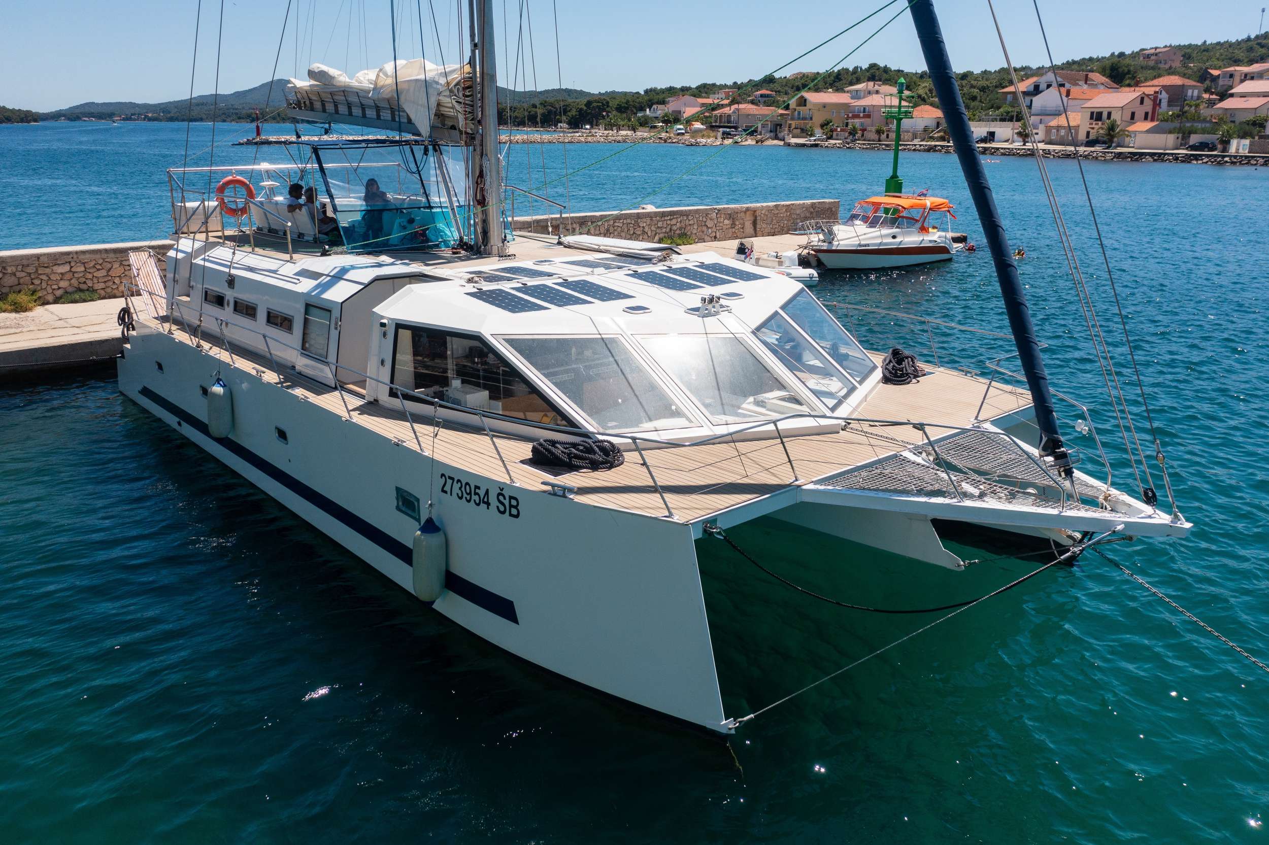 Yacht UPWIND