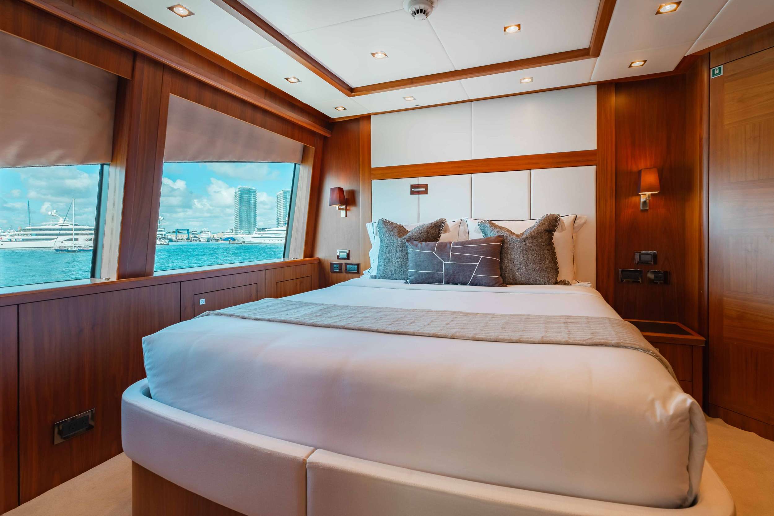 Thumbnail yachtPic12