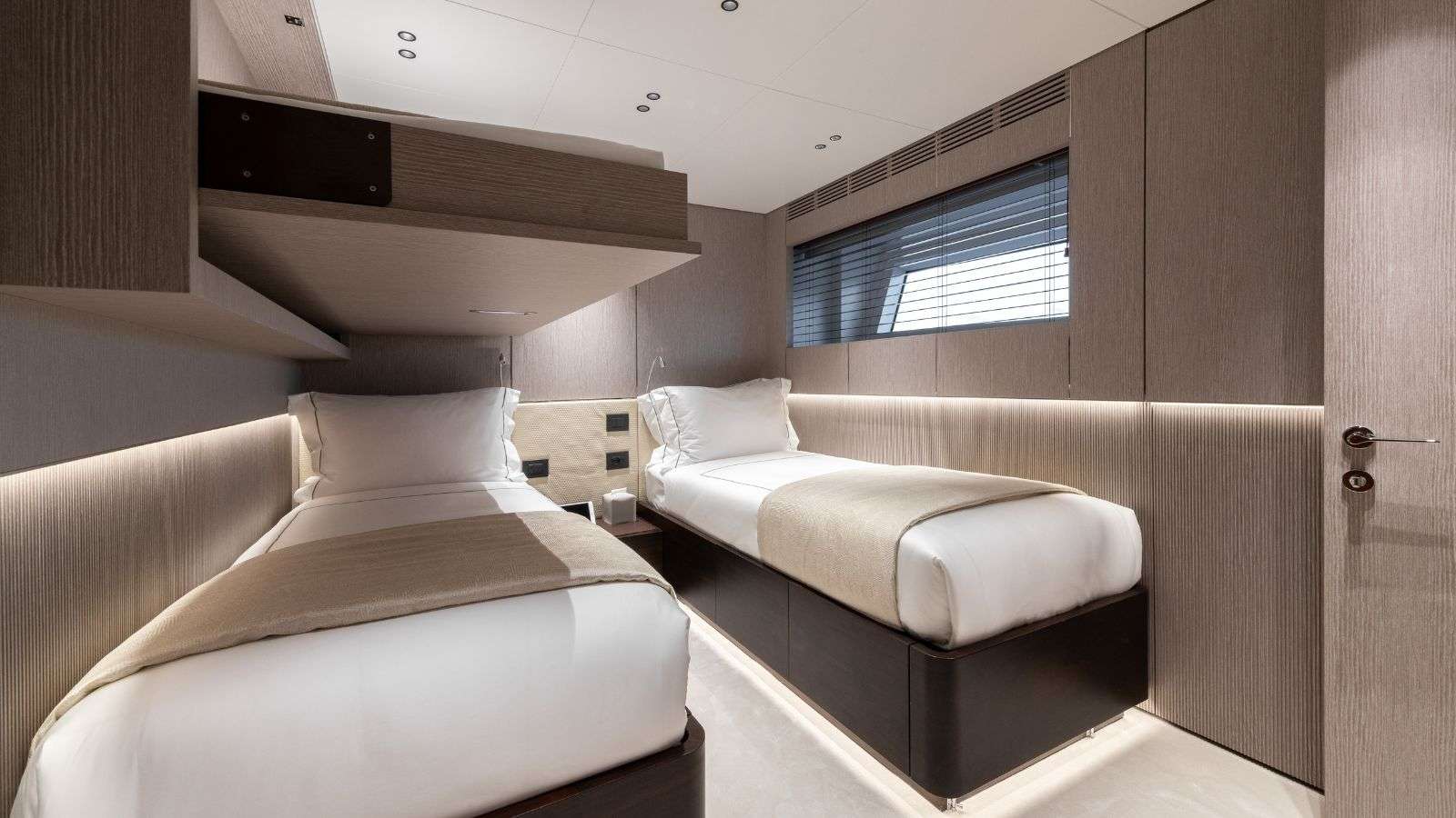 Thumbnail yachtPic9